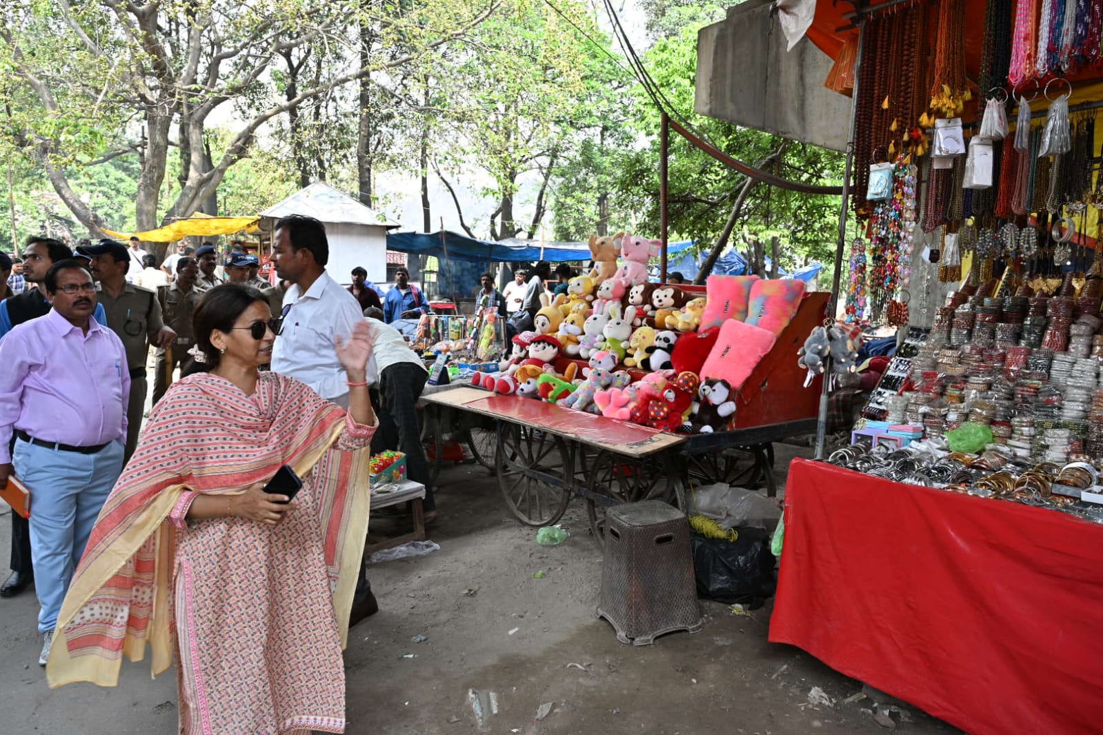 जिलाधिकारी मयूर दीक्षित के निर्देशन में अवैध अतिक्रमणकरियों पर चला प्रशासन का पीला पंजा 3