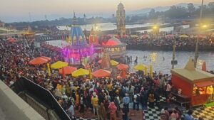 बैसाखी स्नान पर्व पर श्रद्धालुओं की आस्था का उमड़ा जनसैलाब