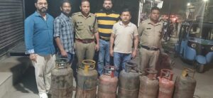 डीएम के निर्देशन में आज देर शाम काली बस्ती सहस्त्रधारा रोड पर छापेमारी; 7 सिलेंडर जब्त