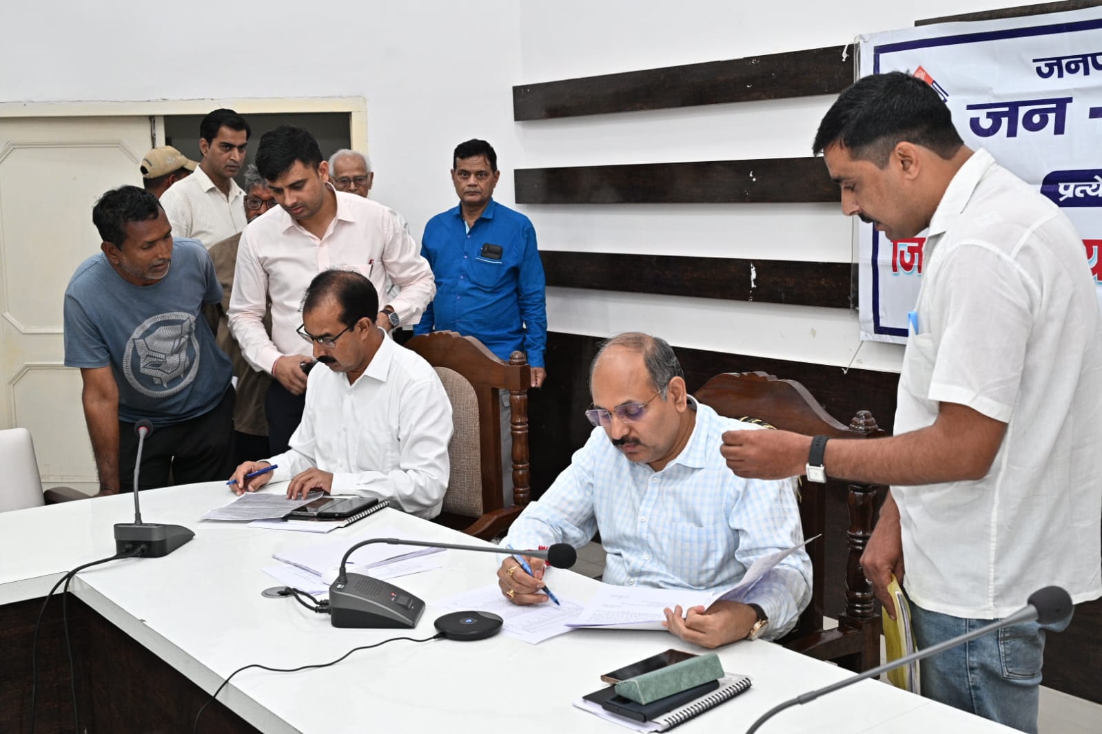 जनपद वासियों की समस्याओं का त्वरित निराकरण करने के लिए जिलाधियारी की जनपद में की गई अभिनव पहल