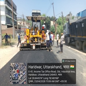 चारधाम यात्रा के दृष्टिगत सिवरेज के लिए खोदी गई सड़कों को त्वरित गति से ठीक करने के लिए दिन- रात किया जा रहा है निमार्ण कार्य