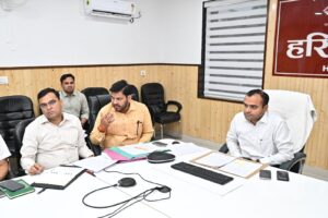 बीएचईएल,सिडकुल एवं शिवालिक नगर पालिका क्षेत्रांतर्गत सफाई व्यवस्था दूरस्त रखने के लिए जिलाधिकारी ने संबंधित अधिकारियों के साथ की बैठक