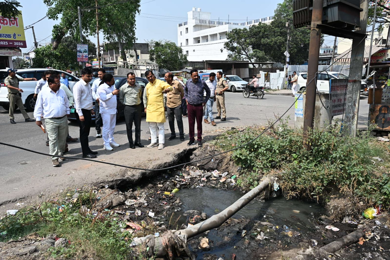 जिलाधिकारी जीरो ग्राउंड पर पहुंचकर सफाई व्यवस्था एवं अतिक्रमण का लिया जायजा