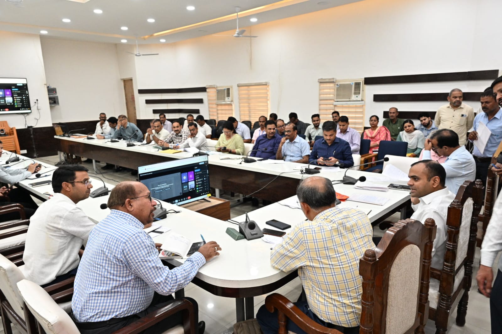जनपद वासियों की समस्याओं को त्वरित निस्तारण के उदेश्य से जिलाधिकारी की अध्यक्षता में प्रत्येक सोमवार को आयोजित किया जा रहा है जन सुनवाई कार्यक्रम 2