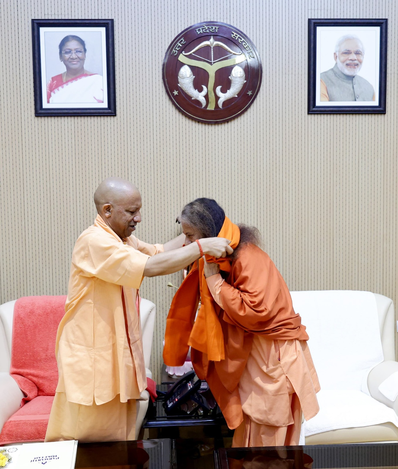 मुख्यमंत्री योगी आदित्यनाथ और परमार्थ निकेतन के अध्यक्ष स्वामी चिदानन्द सरस्वती जी की लखनऊ में हुई दिव्य भेंटवार्ता 3
