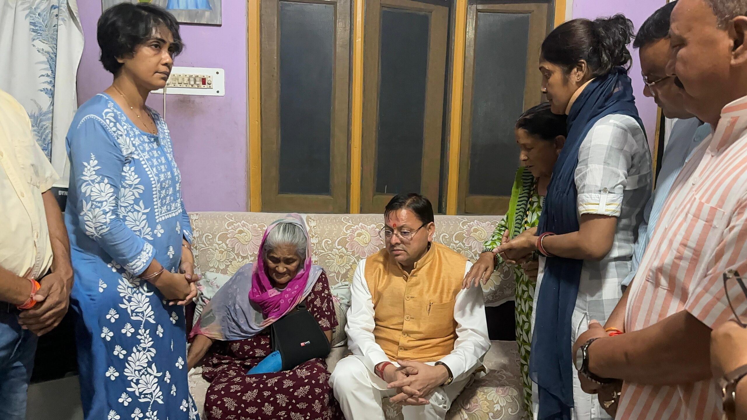 मुख्यमंत्री ने स्वo प्रकाश रावत के आवास पर पहुँच कर उनके निधन पर शोक संवेदना व्यक्त की 3