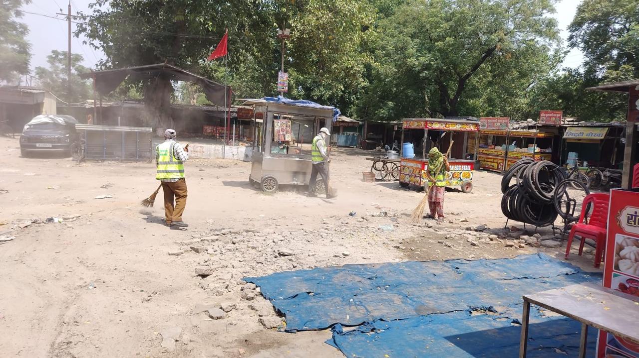 जिलाधिकारी के निर्देशन में जनपद में चलाया जा रहा है सफाई अभियान 7