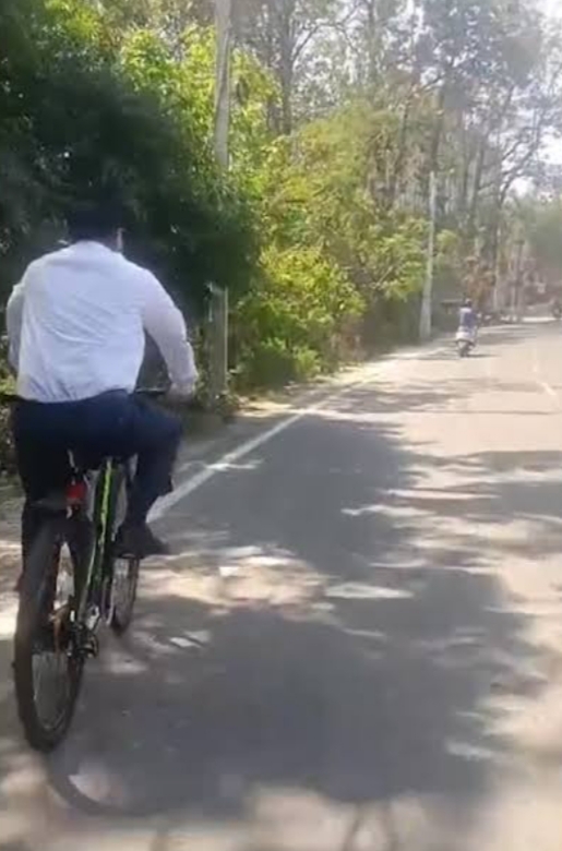 महानिदेशक सूचना श्री बंशीधर तिवारी स्वयं साइकिल से सूचना निदेशालय पहुंचे 2