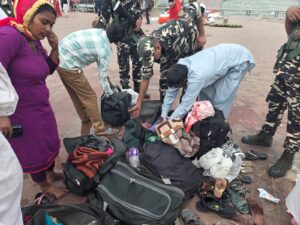 हरकी पैड़ी पर स्थानीय पुलिस और पैरामिलिट्री फ़ोर्स ने किया फ्लैग मार्च