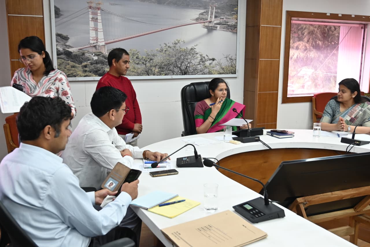 जिलाधिकारी ने जनता दरबार में सुनी जनसमस्याएं, समयबद्ध निस्तारण के निर्देश 2