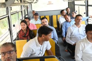 ईंधन बचत की मिसाल: जिला प्रशासन ने बस से किया सामूहिक सफर