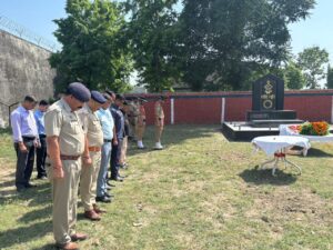 कर्तव्यनिष्ठ श्वान (dog) “रॉक्सी” को पुलिस लाइन रोशनाबाद में दी गई अंतिम सलामी