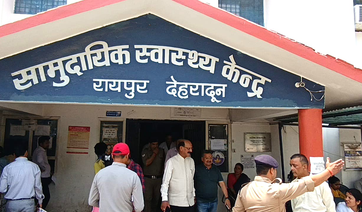 स्वास्थ्य मंत्री सुबोध उनियाल का सीएचसी रायपुर पर औचक निरीक्षण, व्यवस्थाओं को परखा 2