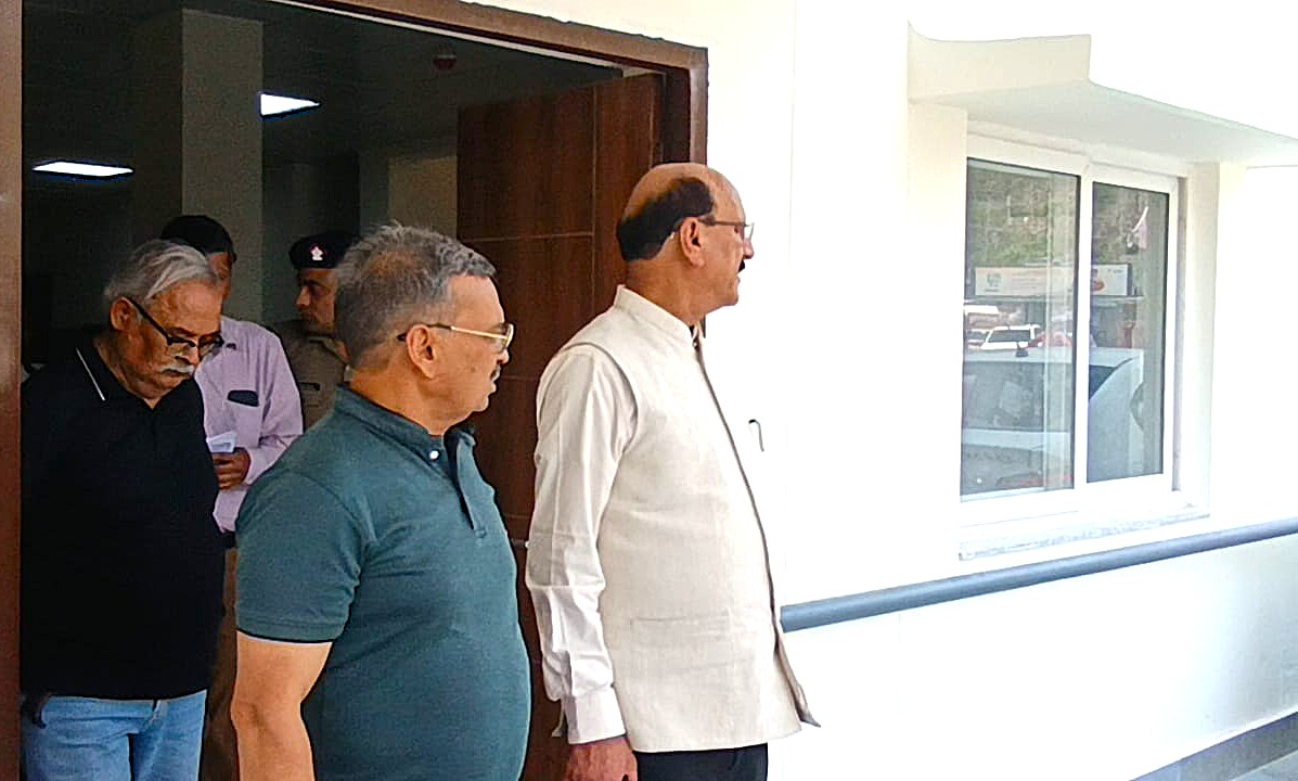 स्वास्थ्य मंत्री सुबोध उनियाल का सीएचसी रायपुर पर औचक निरीक्षण, व्यवस्थाओं को परखा 4