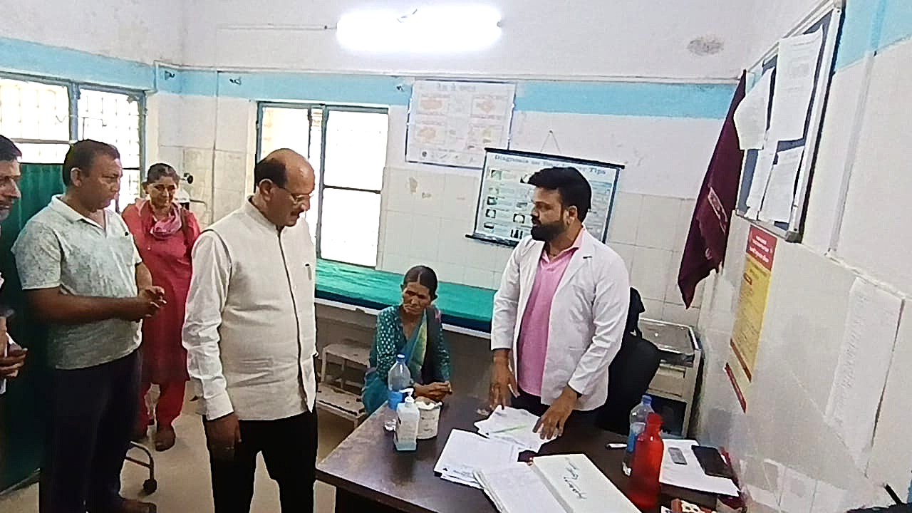 स्वास्थ्य मंत्री सुबोध उनियाल का सीएचसी रायपुर पर औचक निरीक्षण, व्यवस्थाओं को परखा 6