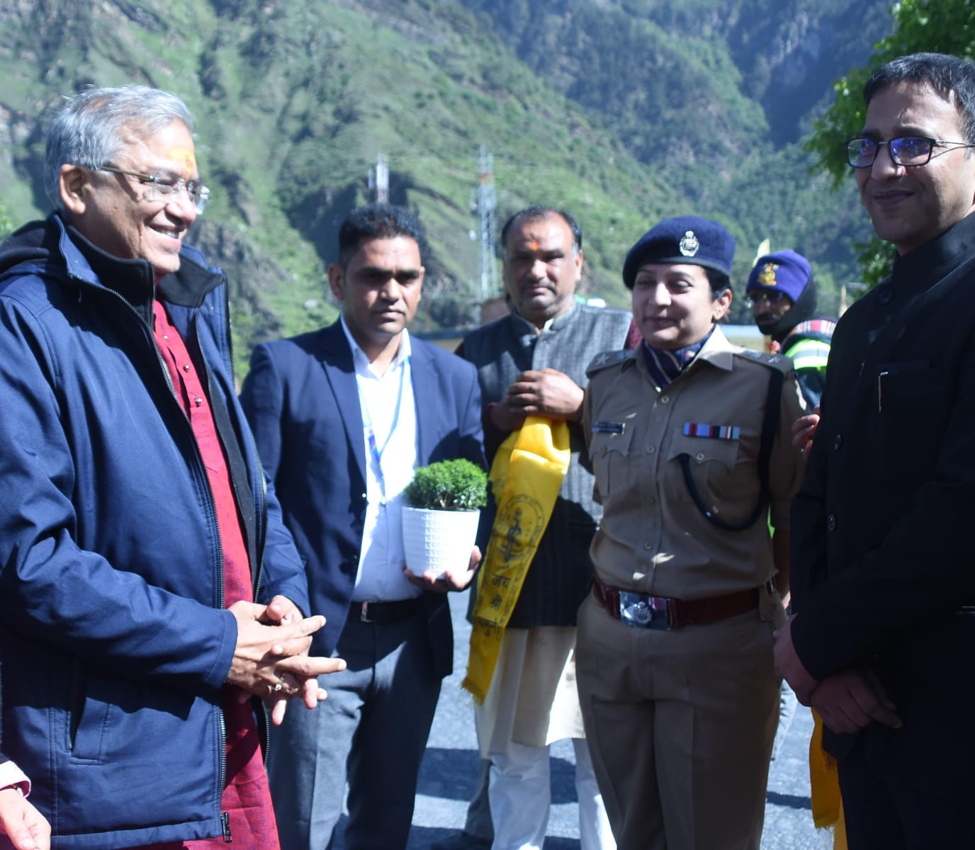मुख्य निर्वाचन आयुक्त, भारत निर्वाचन आयोग श्री ज्ञानेश कुमार खरसाली हैलीपेड पहुंचे 3