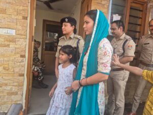 भारी भीड़ के बीच खोये बच्चे, तलाश में जुटे परिजन भी थे परेशान