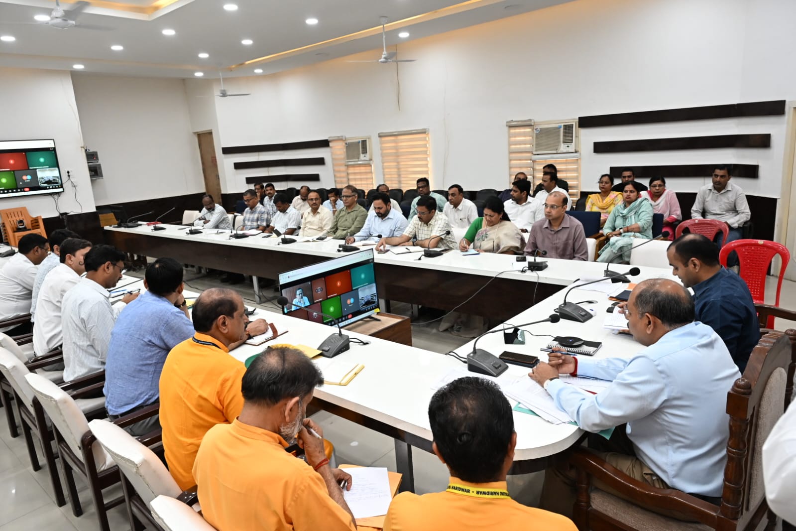 जनपद में कचरा एवं ठोस अपशिष्ट के उचित निस्तारण हेतु सभी संबंधित अधिकारी गंभीरता से कार्य करे : जिलाधिकारी मयूर दीक्षित 3