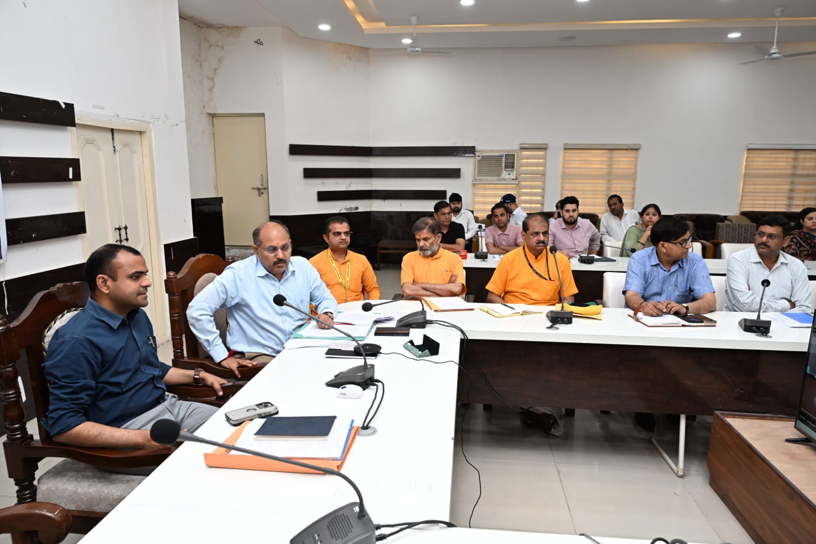 जनपद में कचरा एवं ठोस अपशिष्ट के उचित निस्तारण हेतु सभी संबंधित अधिकारी गंभीरता से कार्य करे : जिलाधिकारी मयूर दीक्षित 2