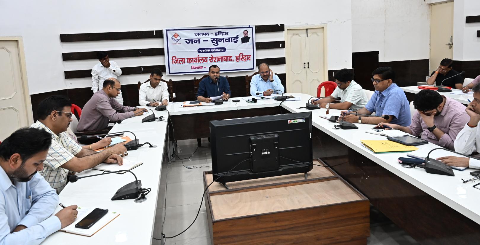 जनपद में किसी भी सरकारी भूमि पर न हो अतिक्रमण जिलाधिकारी 4