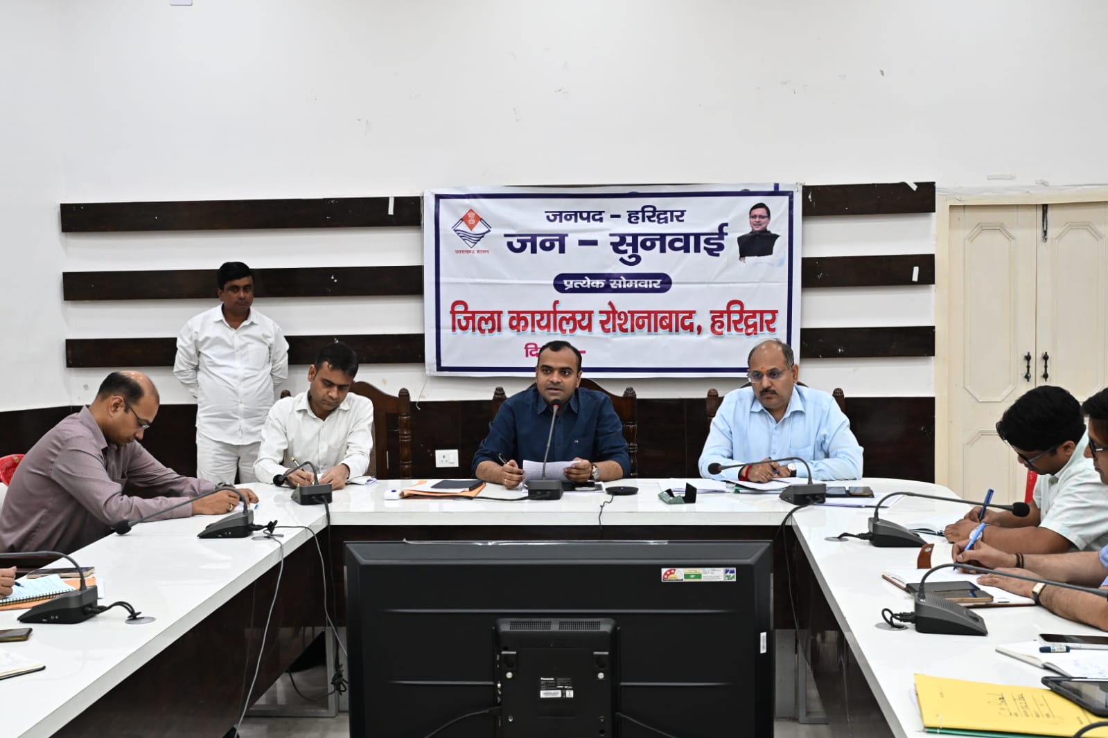 जनपद में किसी भी सरकारी भूमि पर न हो अतिक्रमण जिलाधिकारी 7