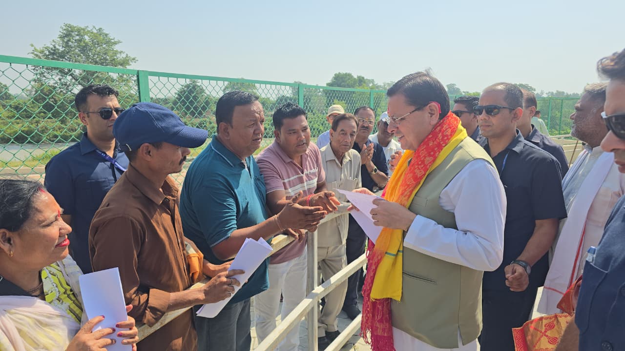 मुख्यमंत्री धामी ने लोहियाहेड हेलीपैड पर जनता व जनप्रतिनिधियों से मुलाकात कर जनसमस्याएं सुनी तथा समस्याओं का समाधान करने के निर्देश अधिकारियों को दिए 7