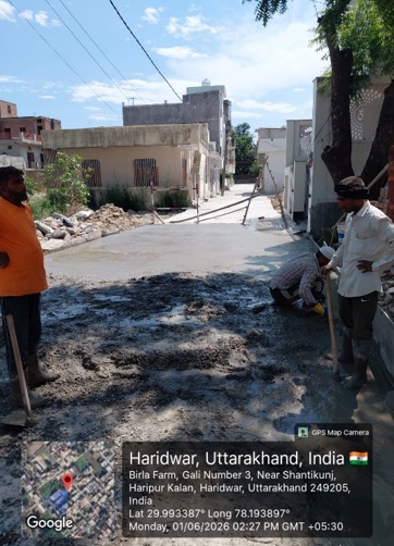 चारधाम यात्रा के दृष्टिगत सिवरेज के लिए खोदी गई सड़कों को त्वरित गति से ठीक करने के लिए दिन- रात किया जा रहा है निमार्ण कार्य 6