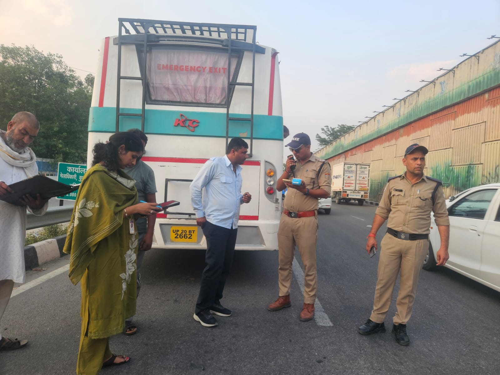 यात्रियों की सुरक्षा सर्वोपरि, टूरिस्ट एवं यात्री बसों का विशेष निरीक्षण अभियान 3