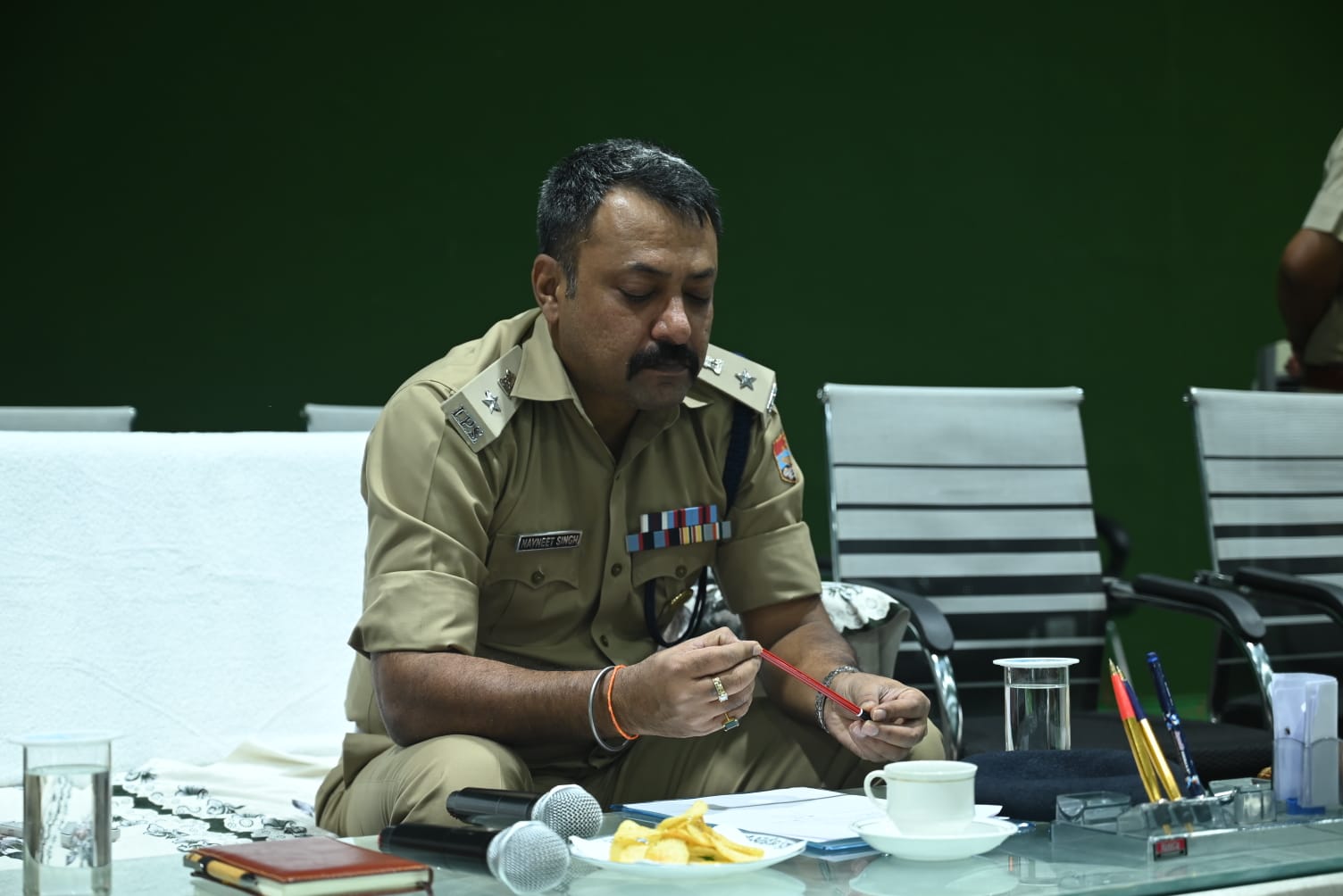 वीकेंड एवं सोमवती अमावस्या स्नान पर्व के दृष्टिगत SSP हरिद्वार नवनीत सिंह ने 40 वाहिनी पीएसी एवं पुलिस लाइन रोशनाबाद में प्रशिक्षण ले रहे रिक्रूट आरक्षियों को किया ब्रीफ 2
