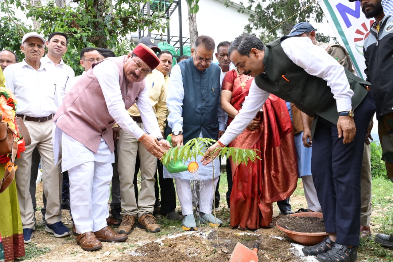जनता के बीच पहुंचे प्रभारी मंत्री गणेश जोशी, जखोली में जनकल्याण शिविर के माध्यम से सुनीं क्षेत्रीय समस्याएं 4