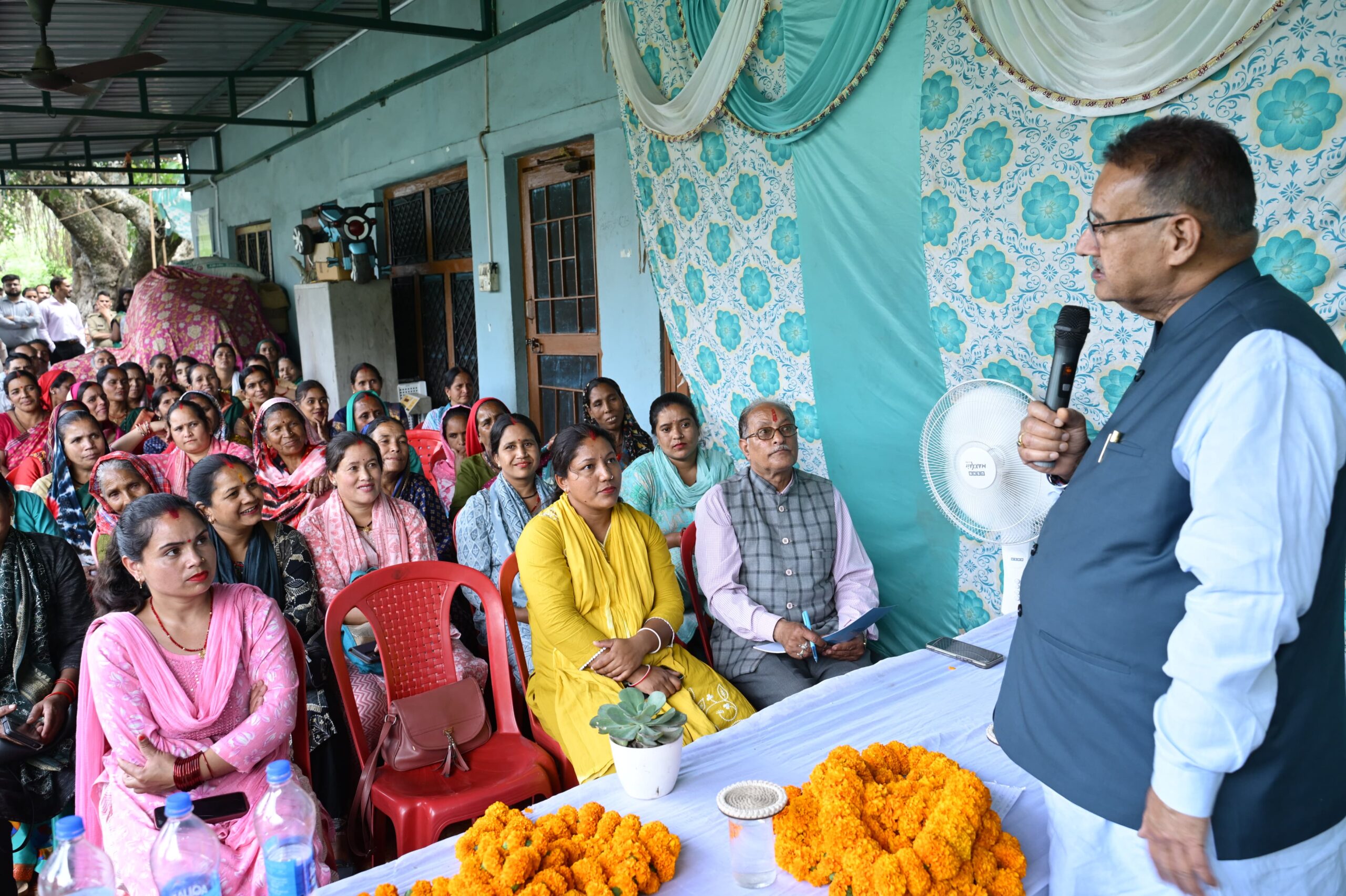 मेदनपुर में कृषि मंत्री गणेश जोशी ने खेत बचाओ अभियान के तहत किसानों से किया संवाद 5