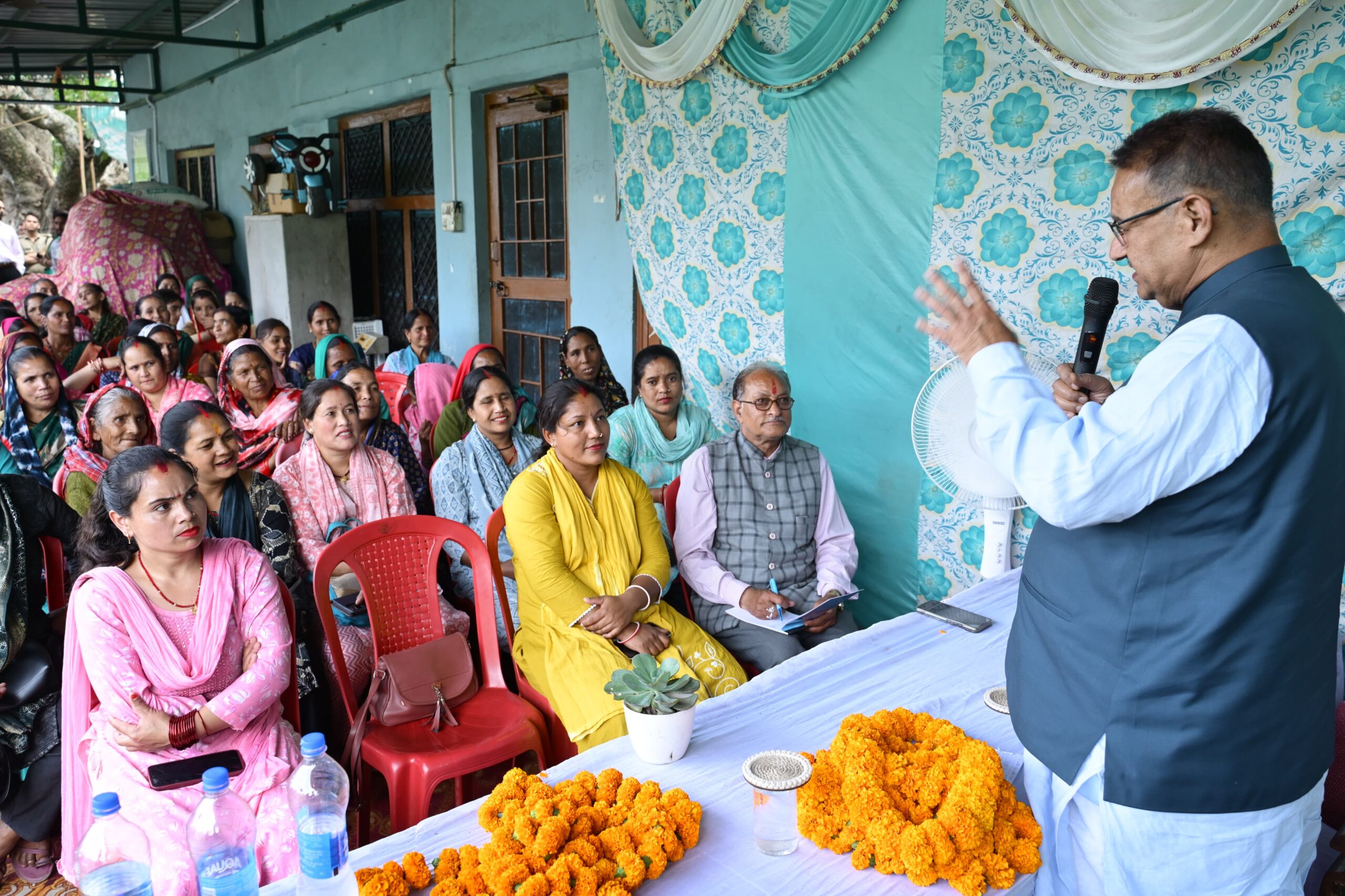 मेदनपुर में कृषि मंत्री गणेश जोशी ने खेत बचाओ अभियान के तहत किसानों से किया संवाद 4