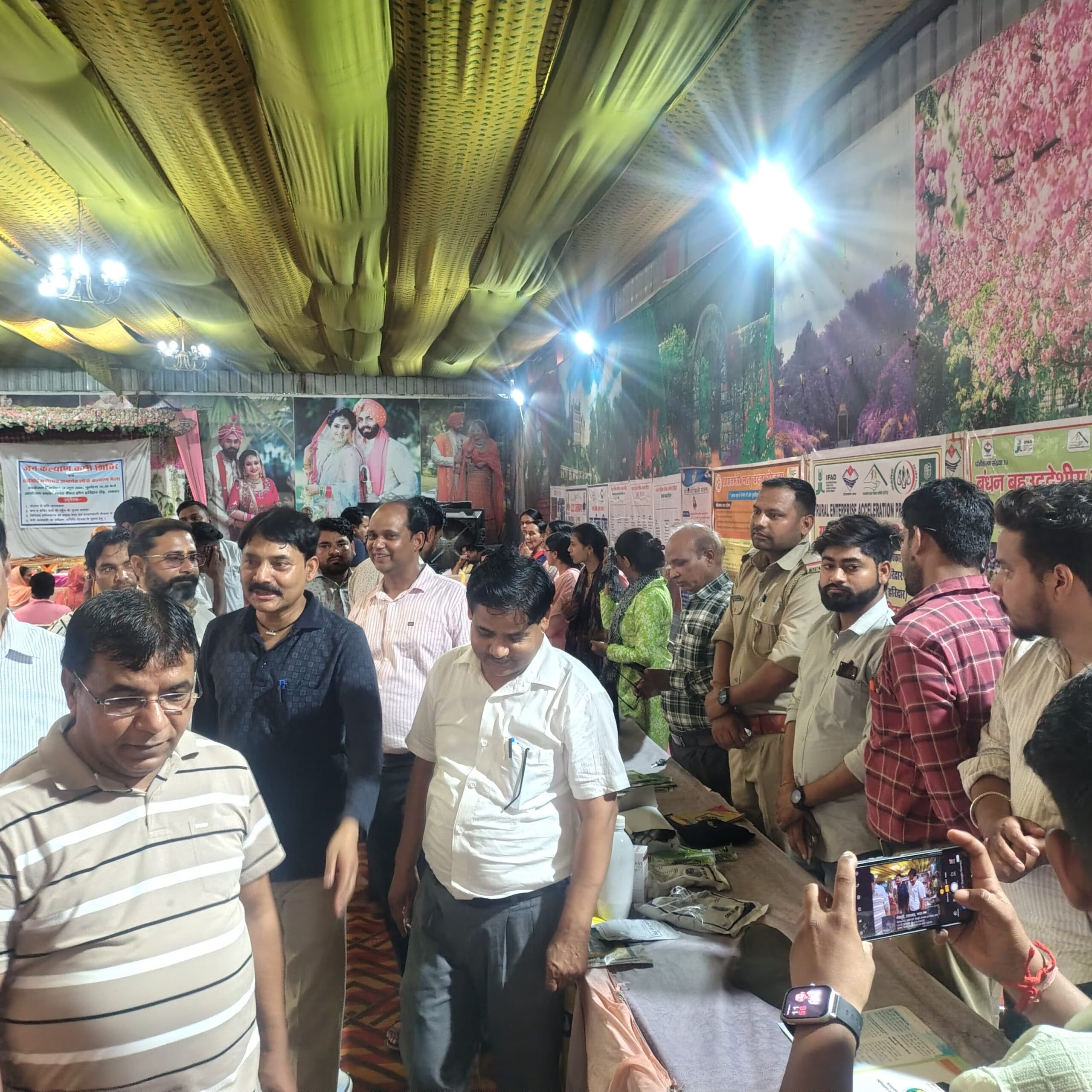 जिलाधिकारी के निर्देशन में जनपद के नगर निगम नगर पंचायत, नगर पालिकाओं एवं विकास खण्डो में आज तीसरे दिन भी आयोजित किए गए जनकल्याण शिविर 4