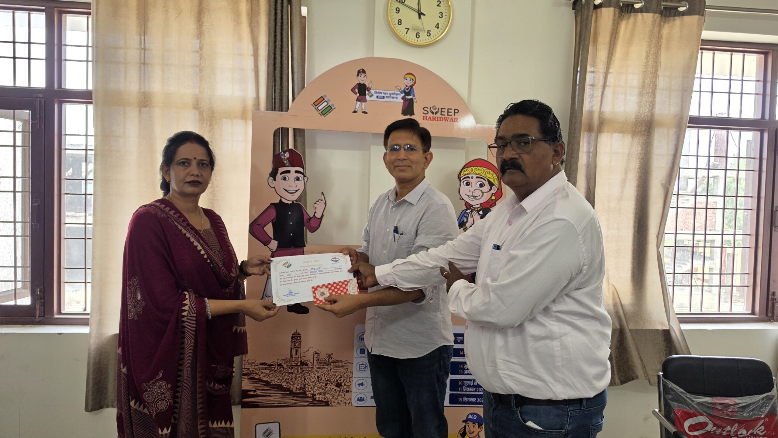 जनपद हरिद्वार में संचालित हो रहे विशेष गहन पुनरीक्षण कार्यक्रम के तहत 13 बीएलओ द्वारा शत प्रतिशत डिजिटलाइजेशन का कार्य किया गया 4