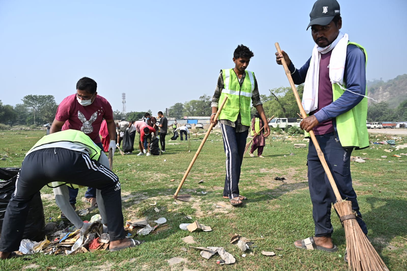 तीर्थ नगरी हरिद्वार को स्वच्छ, सुंदर एवं सुव्यवस्थित बनाने हेतु जिलाधिकारी मयूर दीक्षित के कुशल नेतृत्व एवं निर्देशन में निरंतर चलाया जा रहा विशेष स्वच्छता अभियान 17