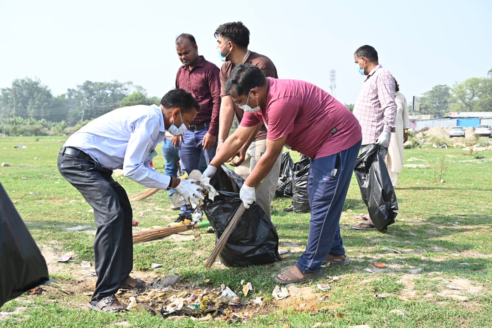 तीर्थ नगरी हरिद्वार को स्वच्छ, सुंदर एवं सुव्यवस्थित बनाने हेतु जिलाधिकारी मयूर दीक्षित के कुशल नेतृत्व एवं निर्देशन में निरंतर चलाया जा रहा विशेष स्वच्छता अभियान 11