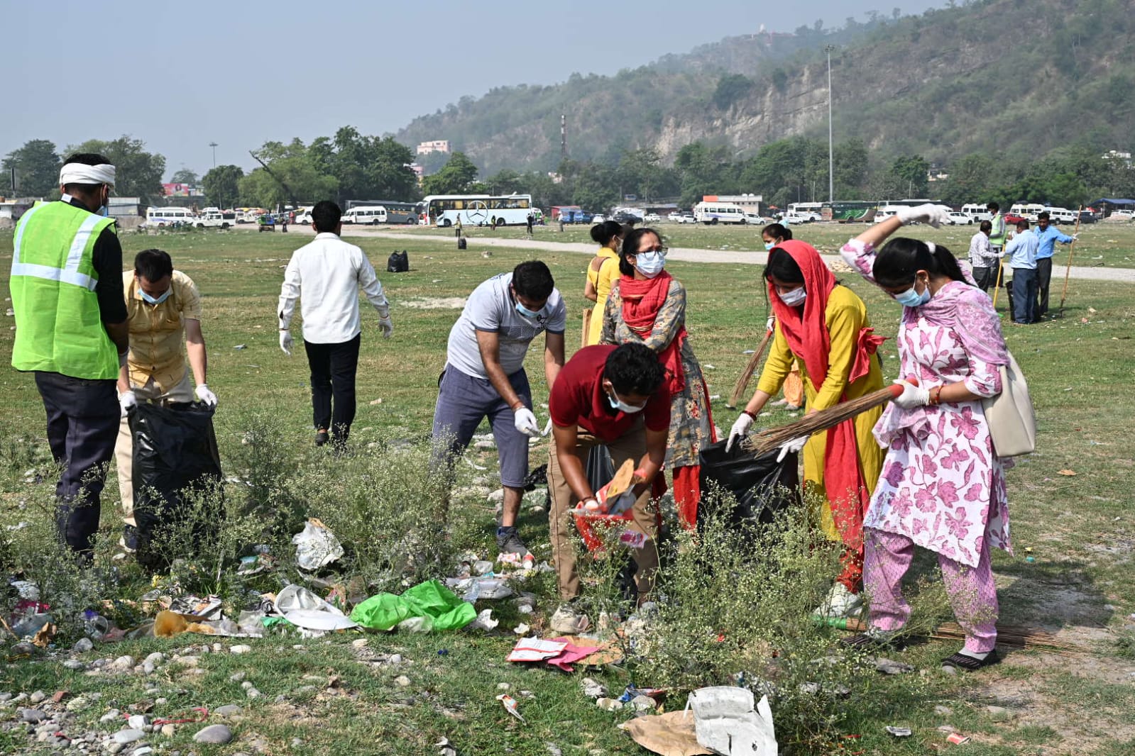 तीर्थ नगरी हरिद्वार को स्वच्छ, सुंदर एवं सुव्यवस्थित बनाने हेतु जिलाधिकारी मयूर दीक्षित के कुशल नेतृत्व एवं निर्देशन में निरंतर चलाया जा रहा विशेष स्वच्छता अभियान 5