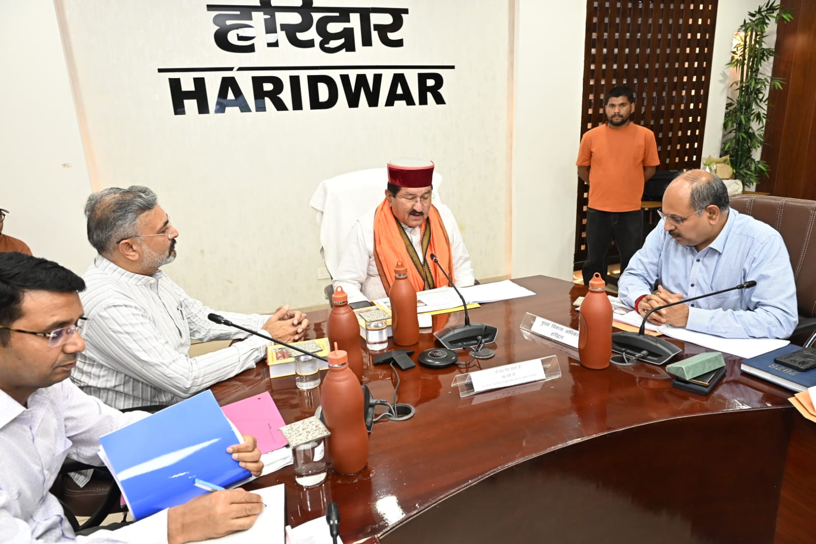 जनपद में केंद्र एवं राज्य सरकार द्वारा संचालित रोजगारपरक योजनाओं का लाभ अंतिम छोर पर निवासरत व्यक्ति तक पहुंचे : कैबिनेट मंत्री भरत सिंह चौधरी 9