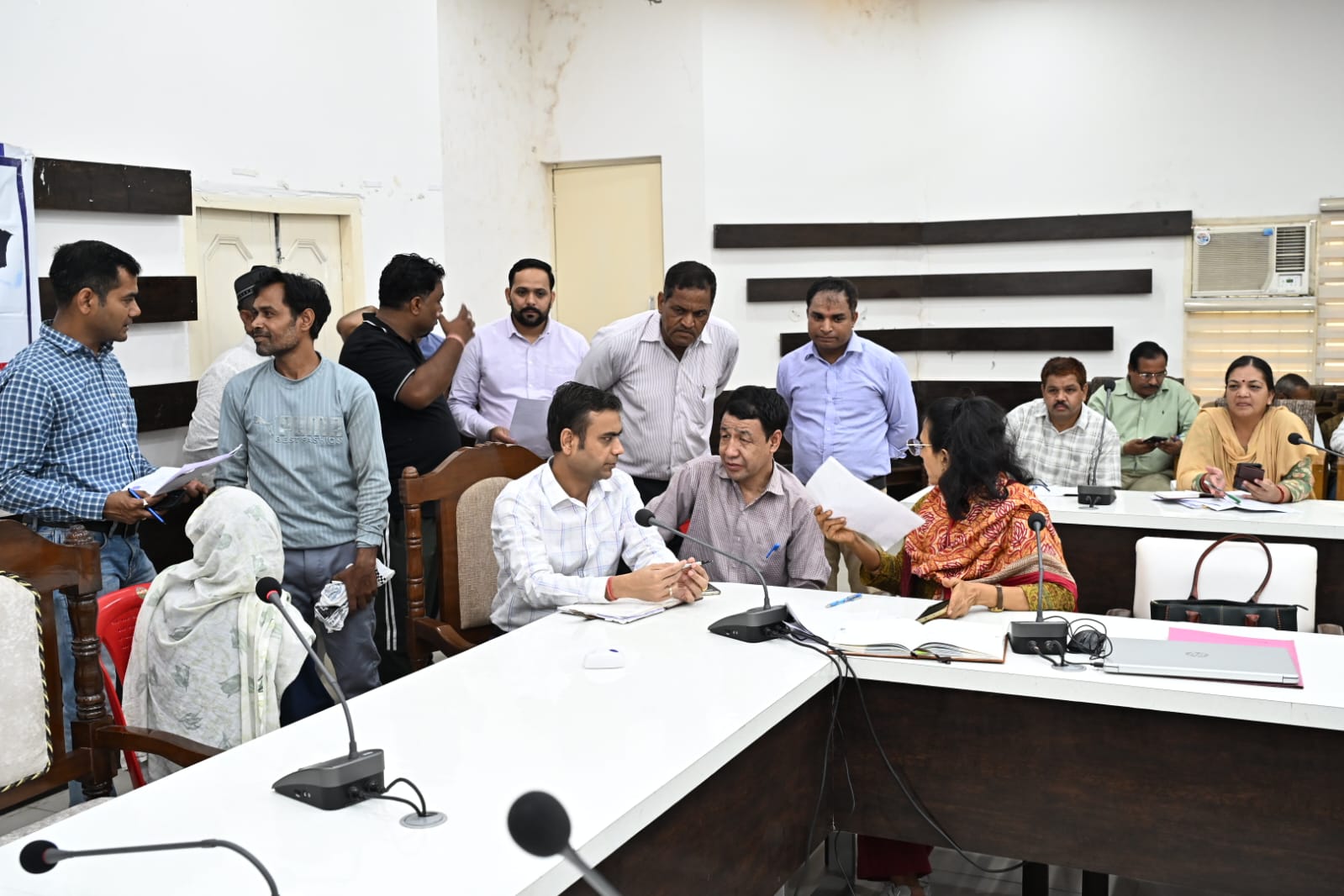 जनपदवासियों की समस्याओं को त्वरित निस्तारण के उदेश्य से जिलाधिकारी मयूर दीक्षित के निर्देशन में अपर जिलाधिकारी वित्त एवं राजस्व वैभव गुप्ता की अध्यक्षता में आयोजित किया जन सुनवाई कार्यक्रम