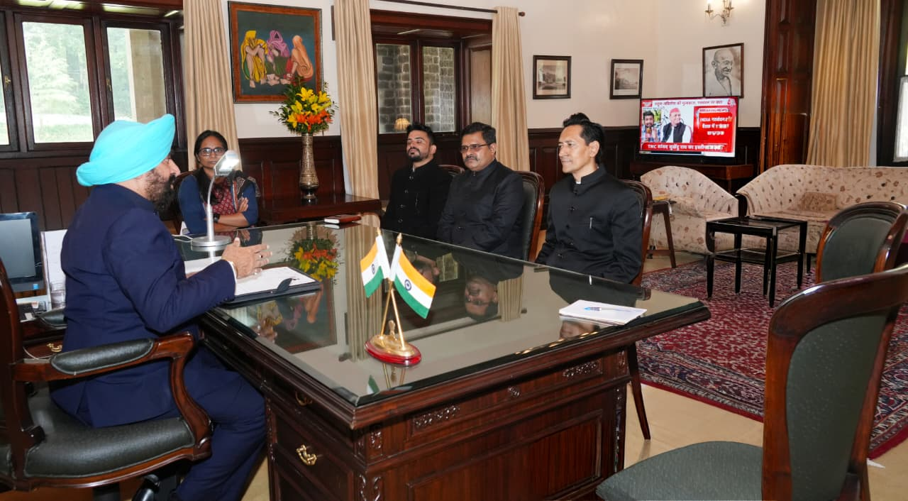 उत्तराखण्ड में विशेष गहन पुनरीक्षण SIR कार्यक्रम के तहत लोक भवन, नैनीताल में राज्यपाल लेफ्टिनेंट जनरल गुरमीत सिंह (से नि) को आज गणना फॉर्म सौंपा गया 2