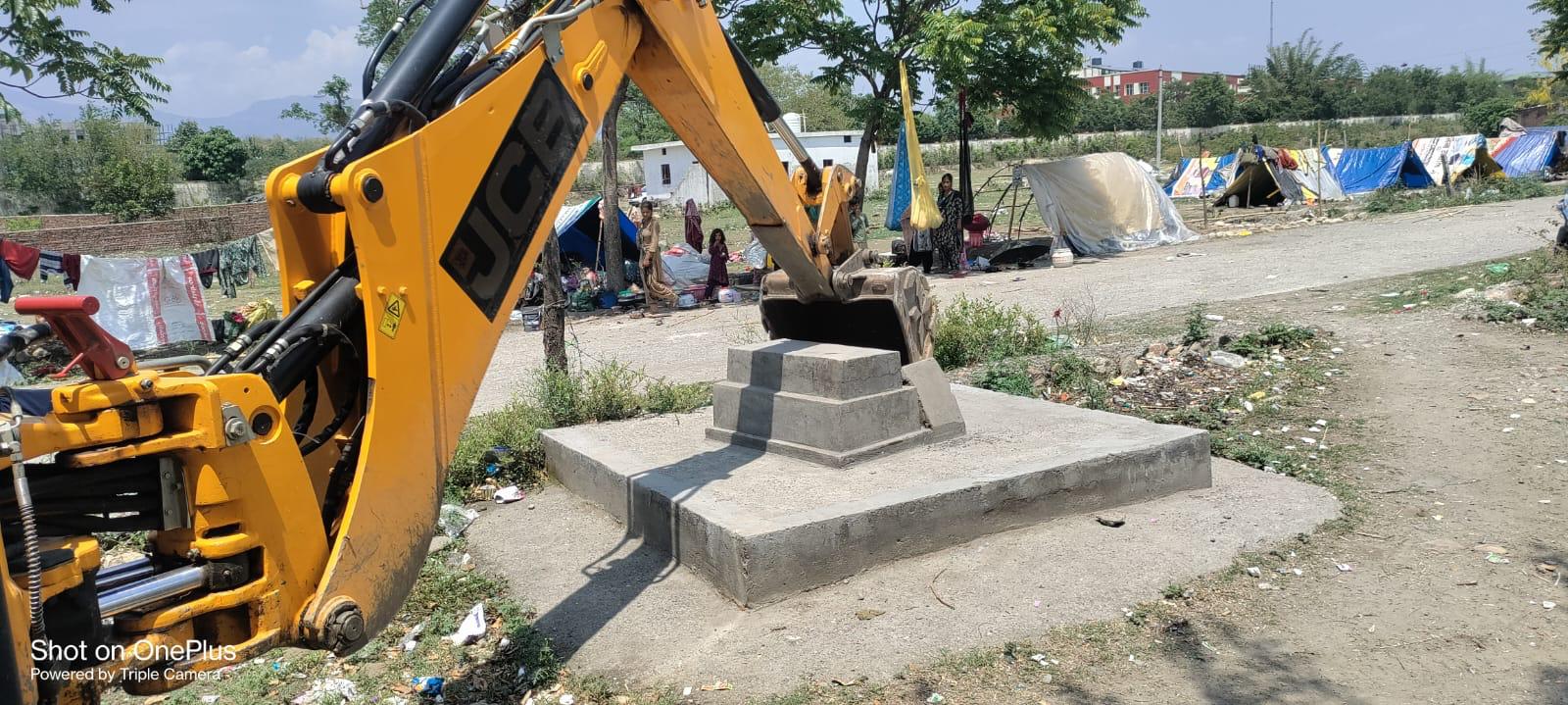 अतिक्रमण पर जिला प्रशासन की बड़ी कार्रवाई; अवैध निर्माण ध्वस्त 2