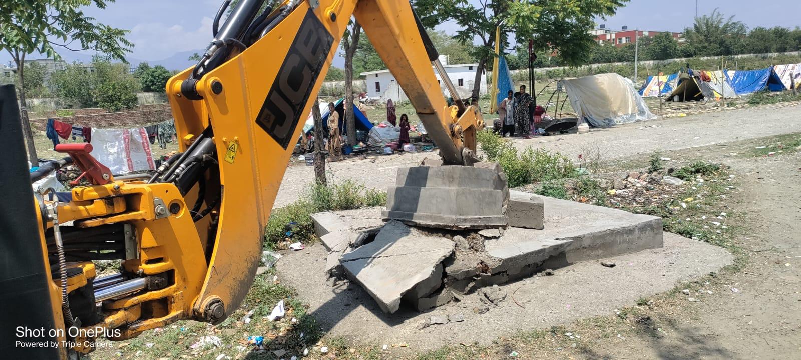 अतिक्रमण पर जिला प्रशासन की बड़ी कार्रवाई; अवैध निर्माण ध्वस्त