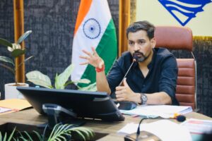 सीएम हेल्पलाइन में लंबित शिकायतों पर डीएम सख्त, डीएम ने विभागों को दी कड़ी हिदायत