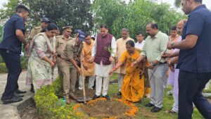 मुख्यमंत्री ने कैंप कार्यालय परिसर लोहियाहेड में पौधारोपण कर पर्यावरण संरक्षण का संदेश दिया