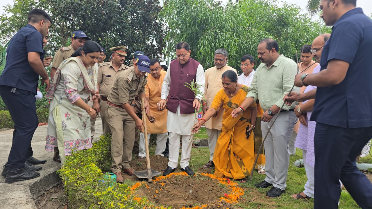 मुख्यमंत्री ने कैंप कार्यालय परिसर लोहियाहेड में पौधारोपण कर पर्यावरण संरक्षण का संदेश दिया