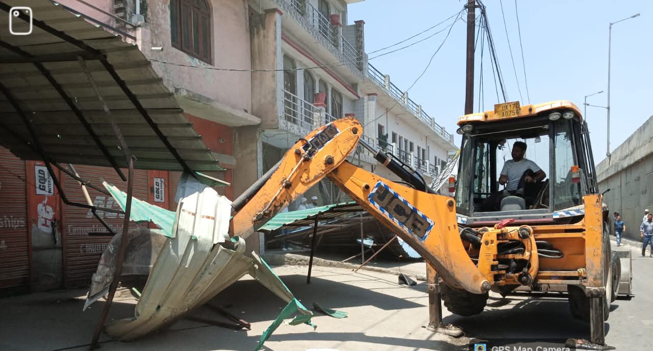 मुख्यमंत्री के निर्देशन में जनपद में चौथे दिन भी जारी रहा अतिक्रमण हटाओ अभियान 4