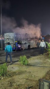 हरिद्वार सर्वानंद घाट के ठीक सामने वाहन में आग लगी