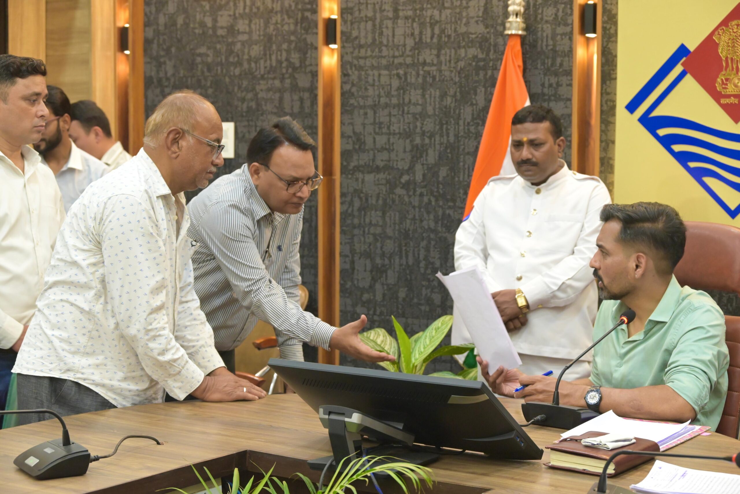 समाधान दिवस में डीएम ने सुनीं 194 जन शिकायतें, समयबद्ध निस्तारण के सख्त निर्देश 2