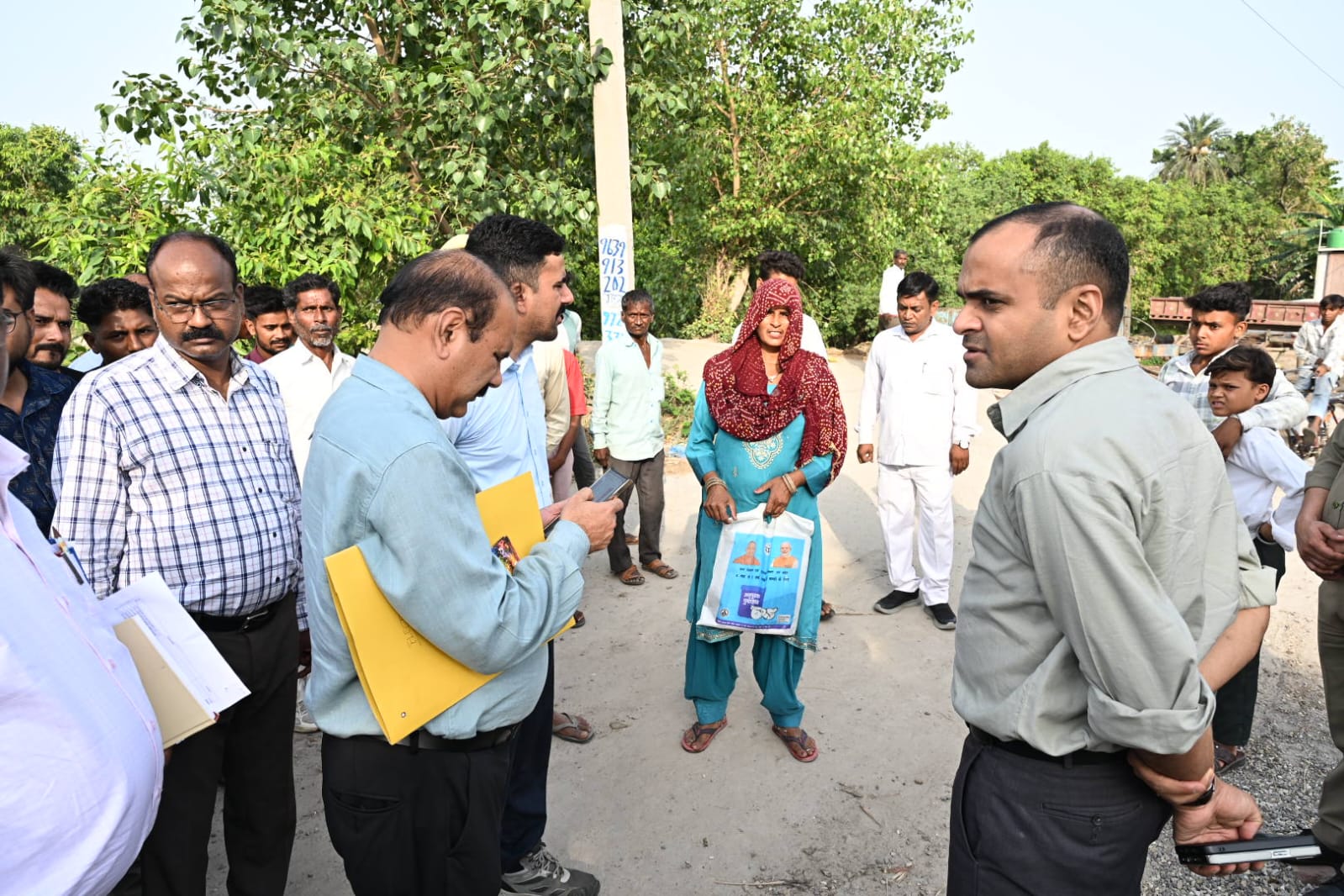 जिलाधिकारी ने गंगदासपुर गाँव में एसआईआर की प्रगति का लिया जायजा, बीएलओ को कार्य में तेजी लाने के निर्देश 3