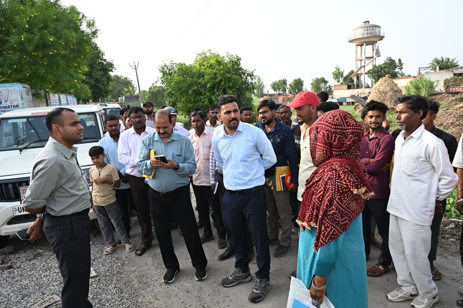 जिलाधिकारी ने गंगदासपुर गाँव में एसआईआर की प्रगति का लिया जायजा, बीएलओ को कार्य में तेजी लाने के निर्देश 2